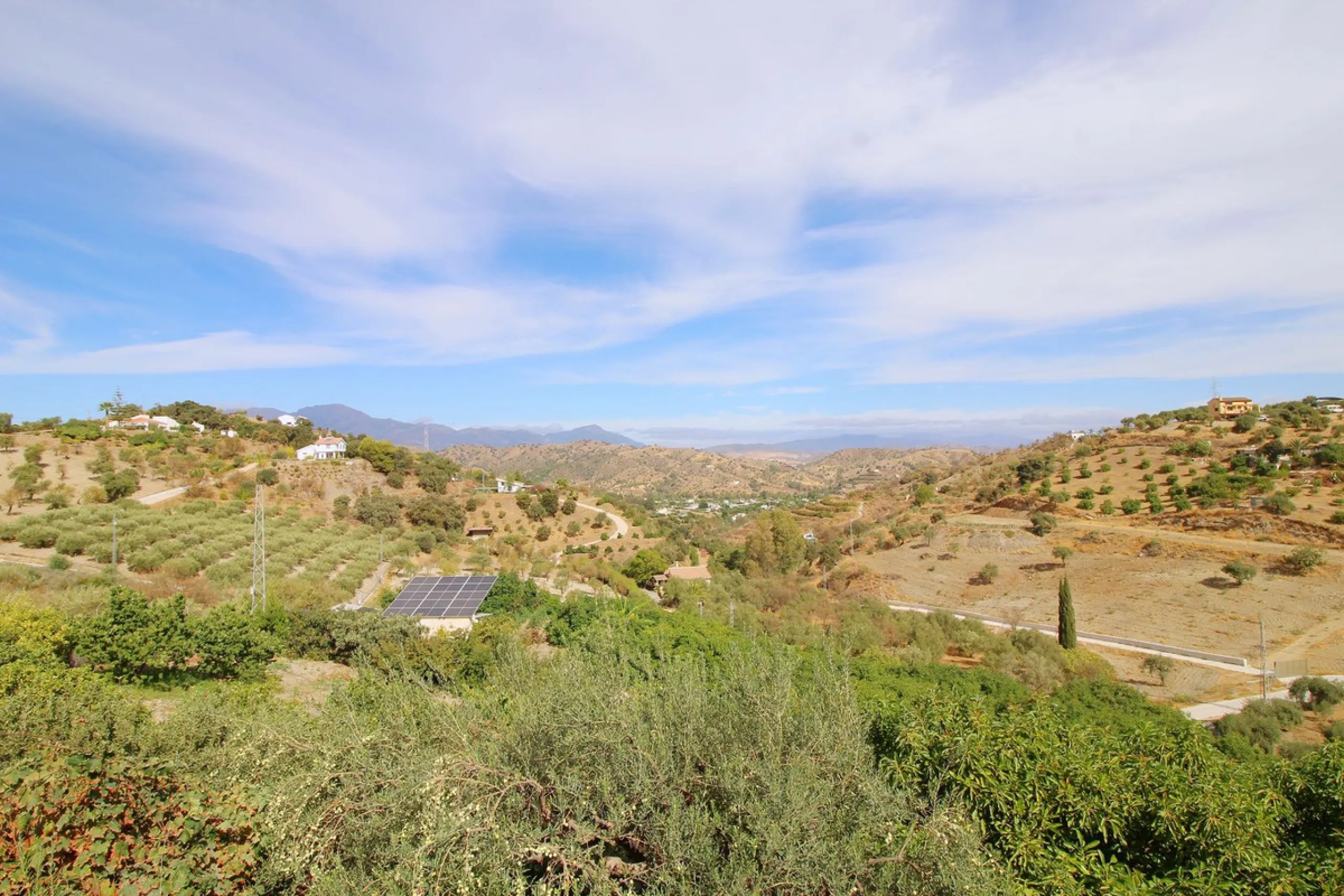 Stunning country house with wonderful views, with a profit of € 30,000 from the own avocado plantation, per year.