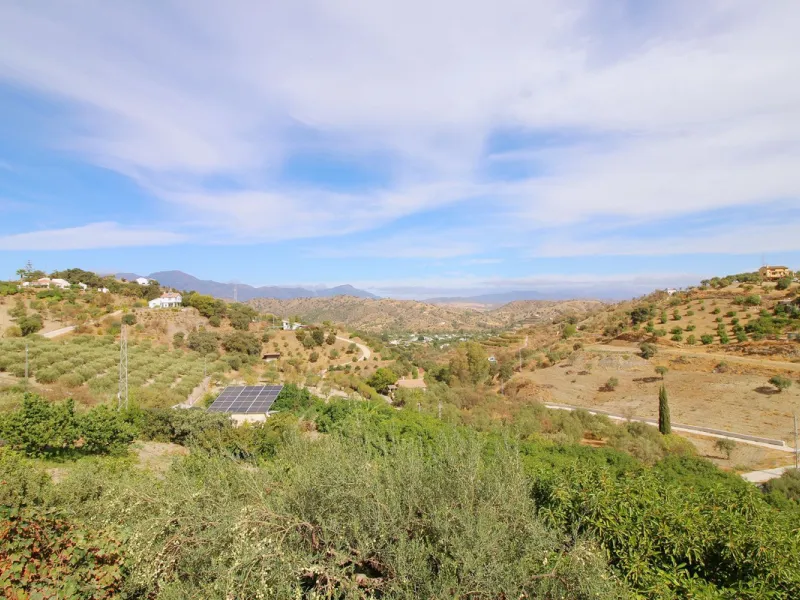 Stunning country house with wonderful views, with a profit of € 30,000 from the own avocado plantation, per year.