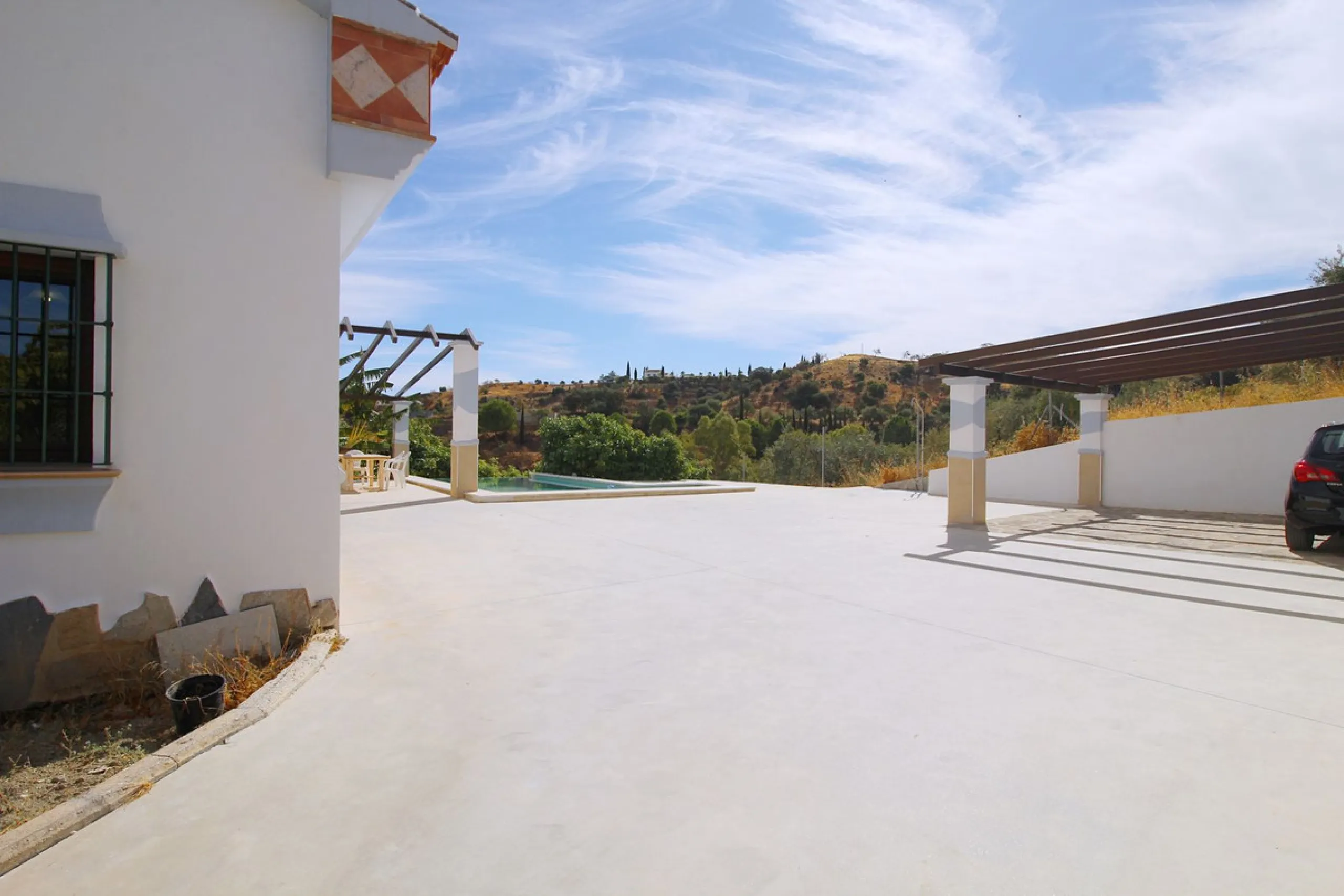 Stunning country house with wonderful views, with a profit of € 30,000 from the own avocado plantation, per year.