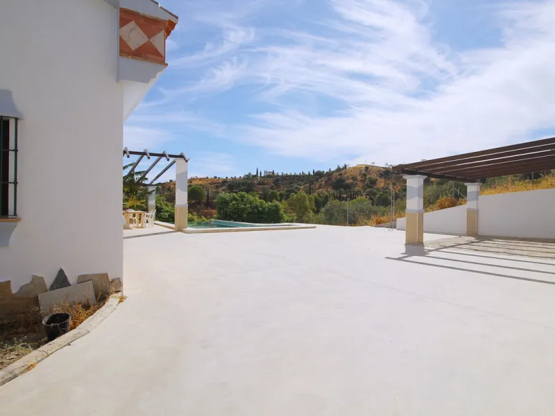 Stunning country house with wonderful views, with a profit of € 30,000 from the own avocado plantation, per year.