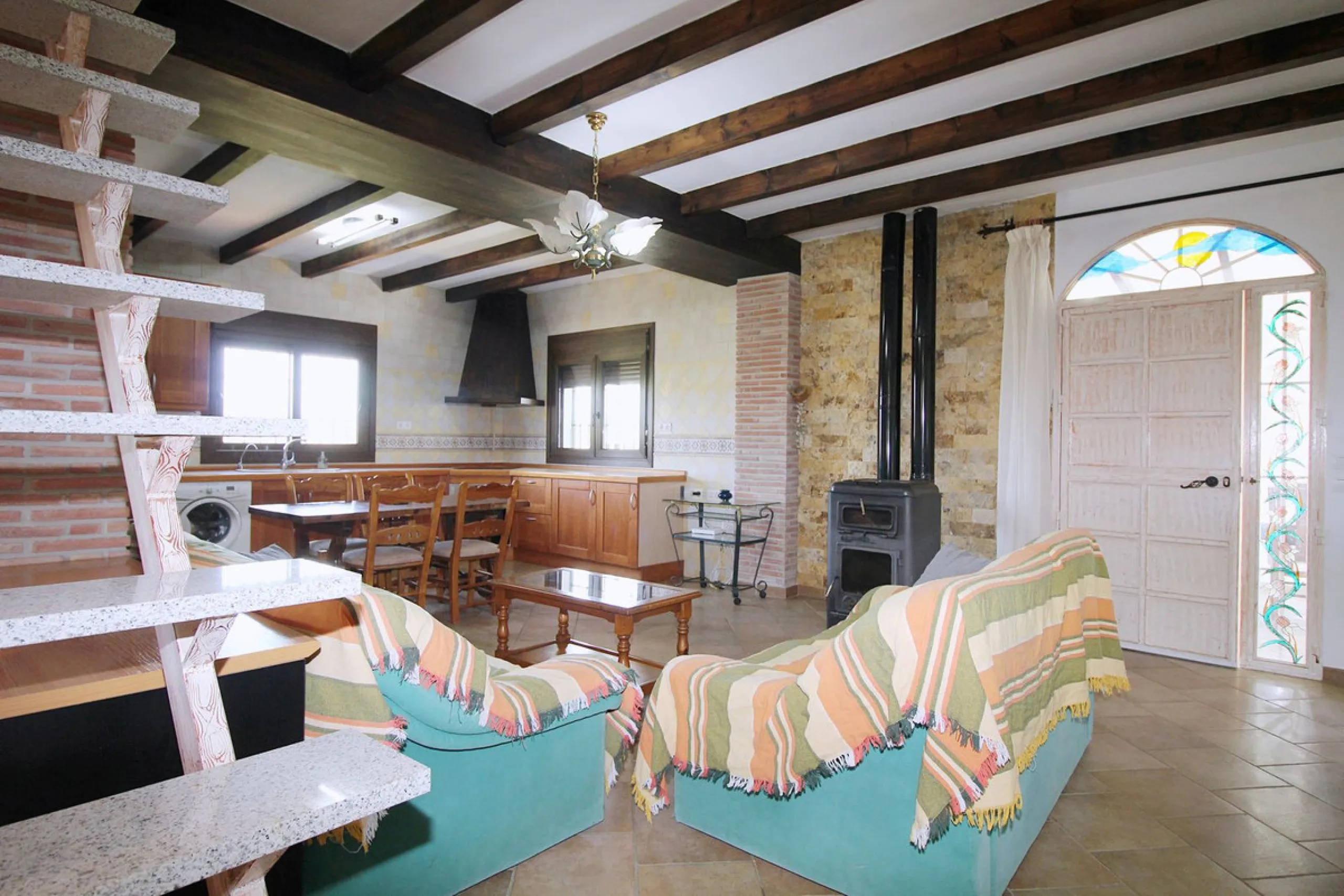 Stunning country house with wonderful views, with a profit of € 30,000 from the own avocado plantation, per year.