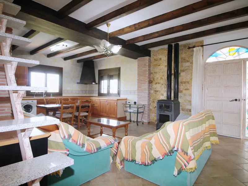 Stunning country house with wonderful views, with a profit of € 30,000 from the own avocado plantation, per year.