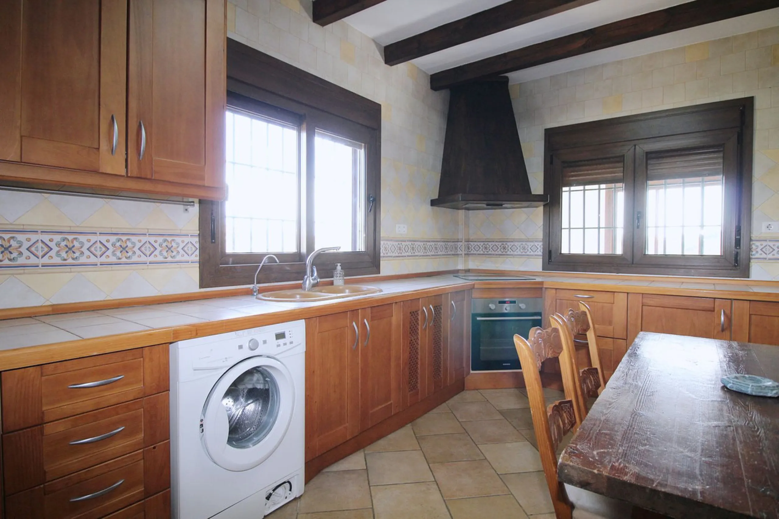 Stunning country house with wonderful views, with a profit of € 30,000 from the own avocado plantation, per year.