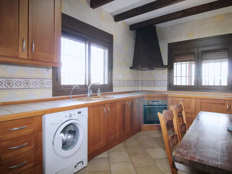 Stunning country house with wonderful views, with a profit of € 30,000 from the own avocado plantation, per year.