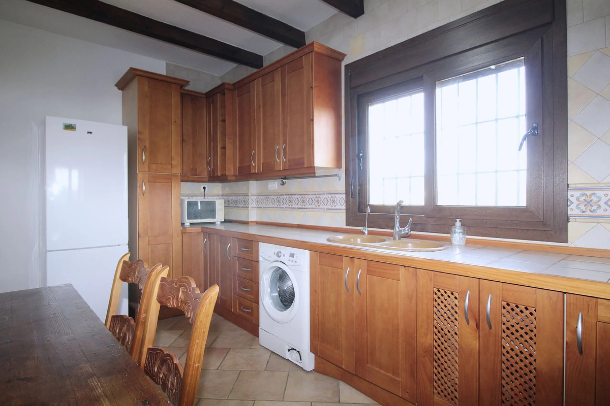 Stunning country house with wonderful views, with a profit of € 30,000 from the own avocado plantation, per year.