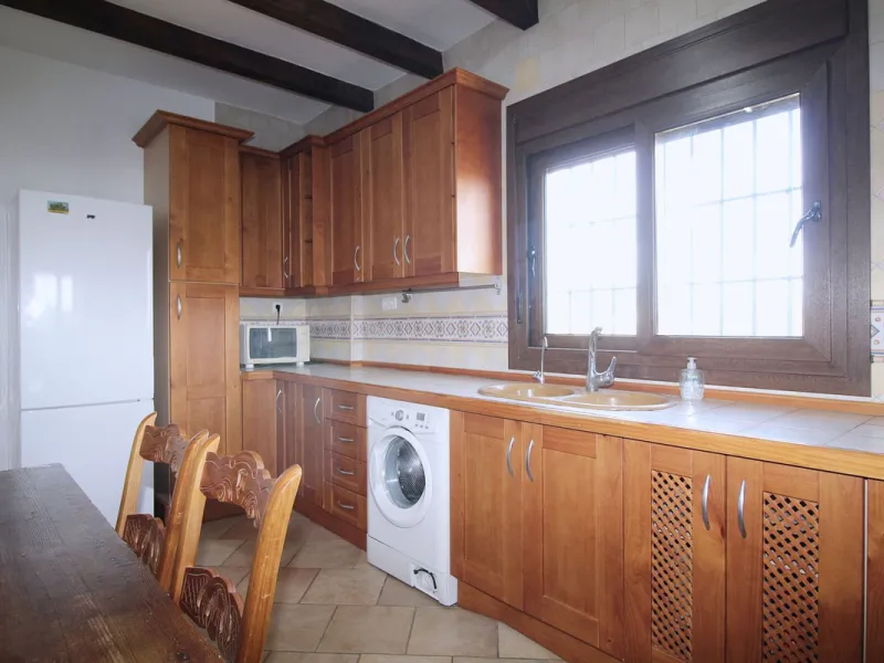 Stunning country house with wonderful views, with a profit of € 30,000 from the own avocado plantation, per year.