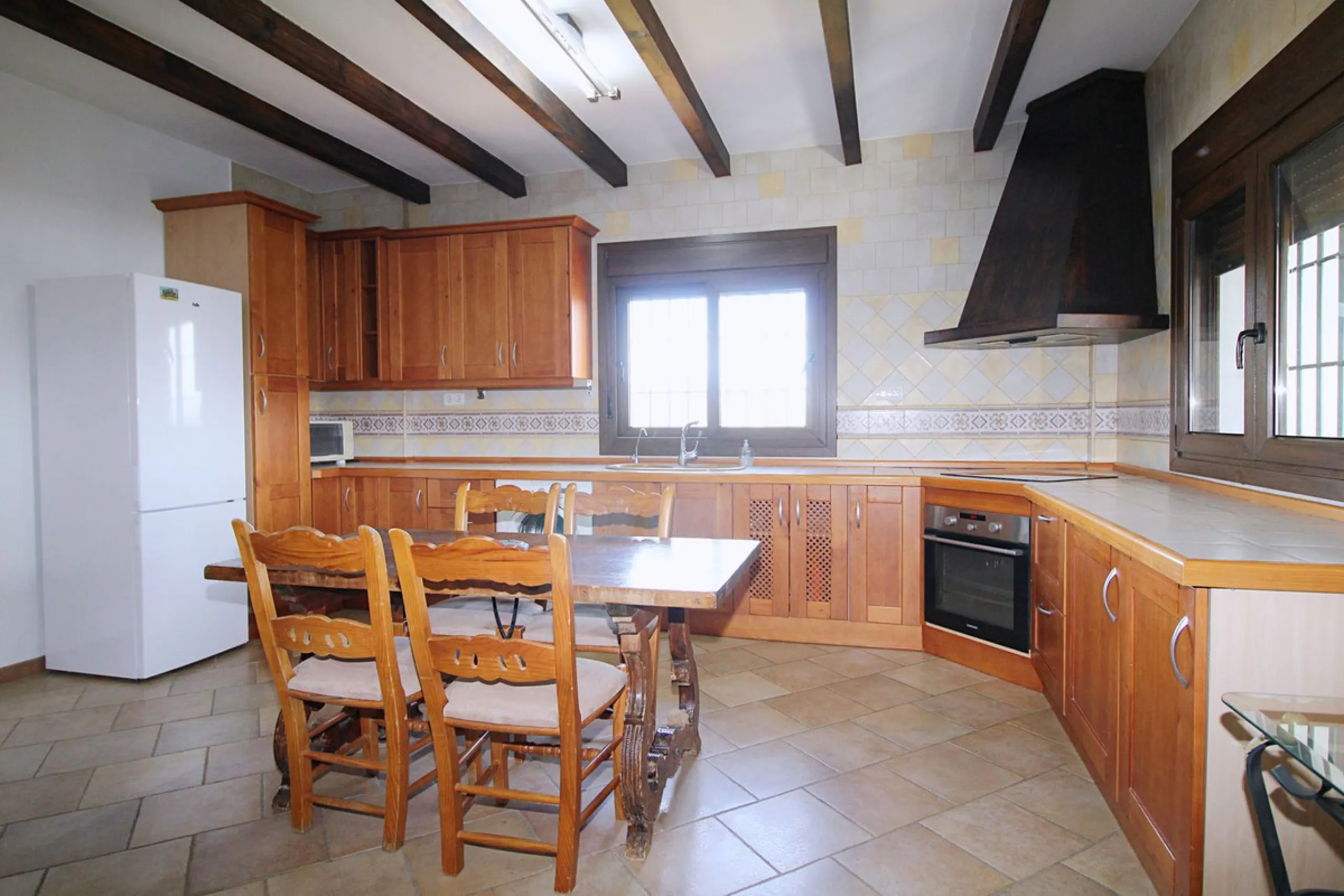 Stunning country house with wonderful views, with a profit of € 30,000 from the own avocado plantation, per year.