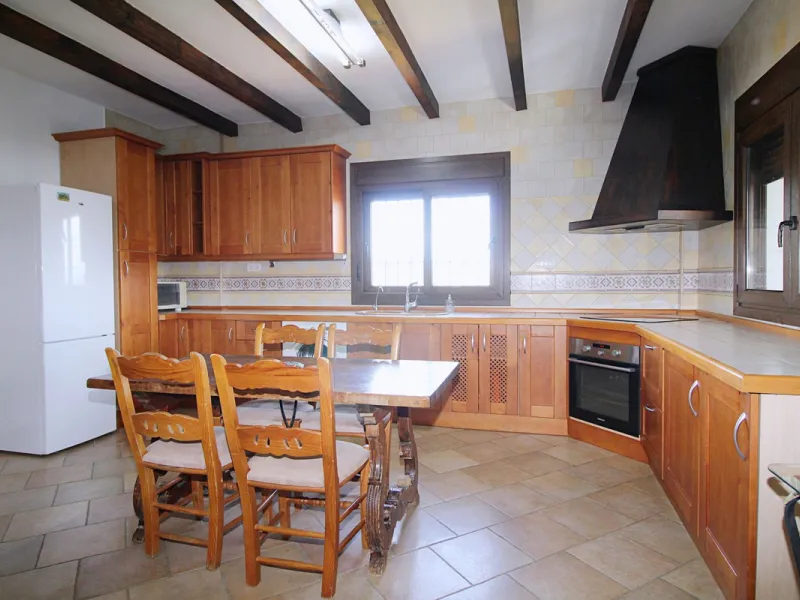 Stunning country house with wonderful views, with a profit of € 30,000 from the own avocado plantation, per year.