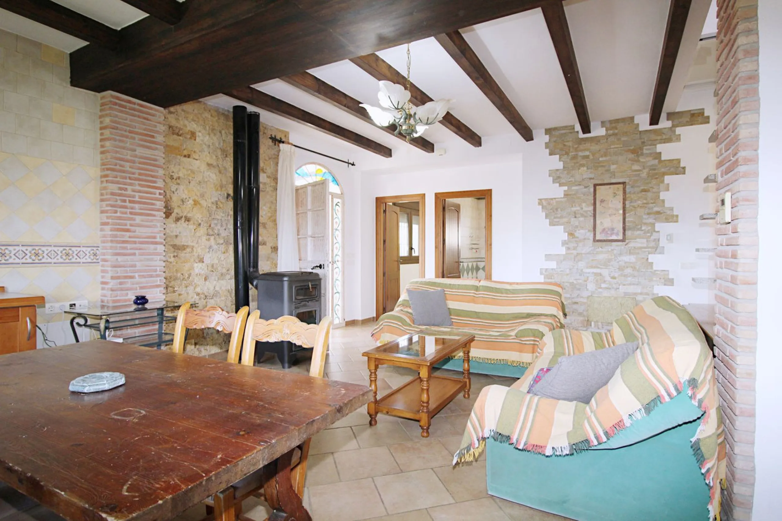 Stunning country house with wonderful views, with a profit of € 30,000 from the own avocado plantation, per year.