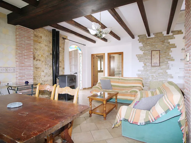 Stunning country house with wonderful views, with a profit of € 30,000 from the own avocado plantation, per year.