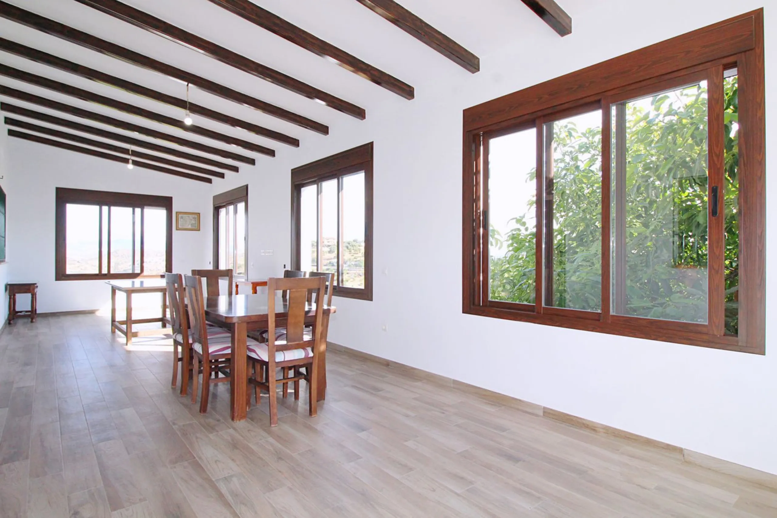Stunning country house with wonderful views, with a profit of € 30,000 from the own avocado plantation, per year.