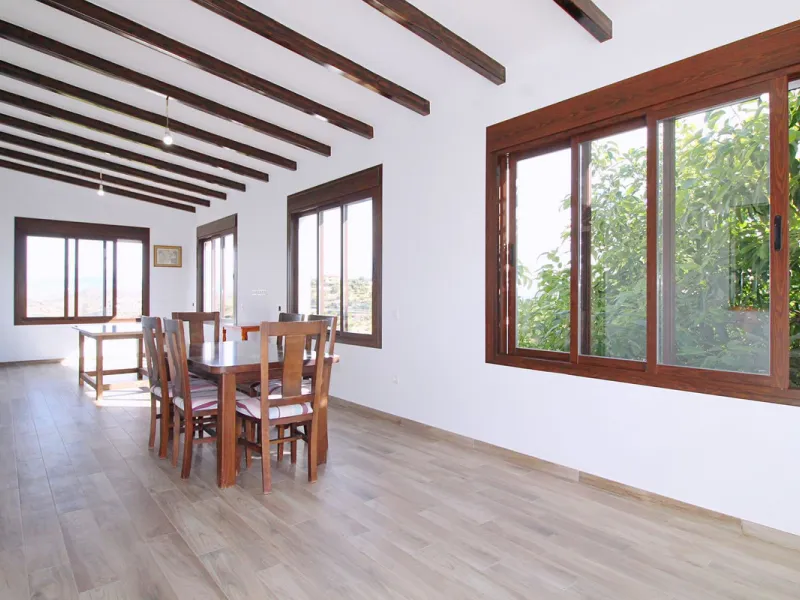 Stunning country house with wonderful views, with a profit of € 30,000 from the own avocado plantation, per year.