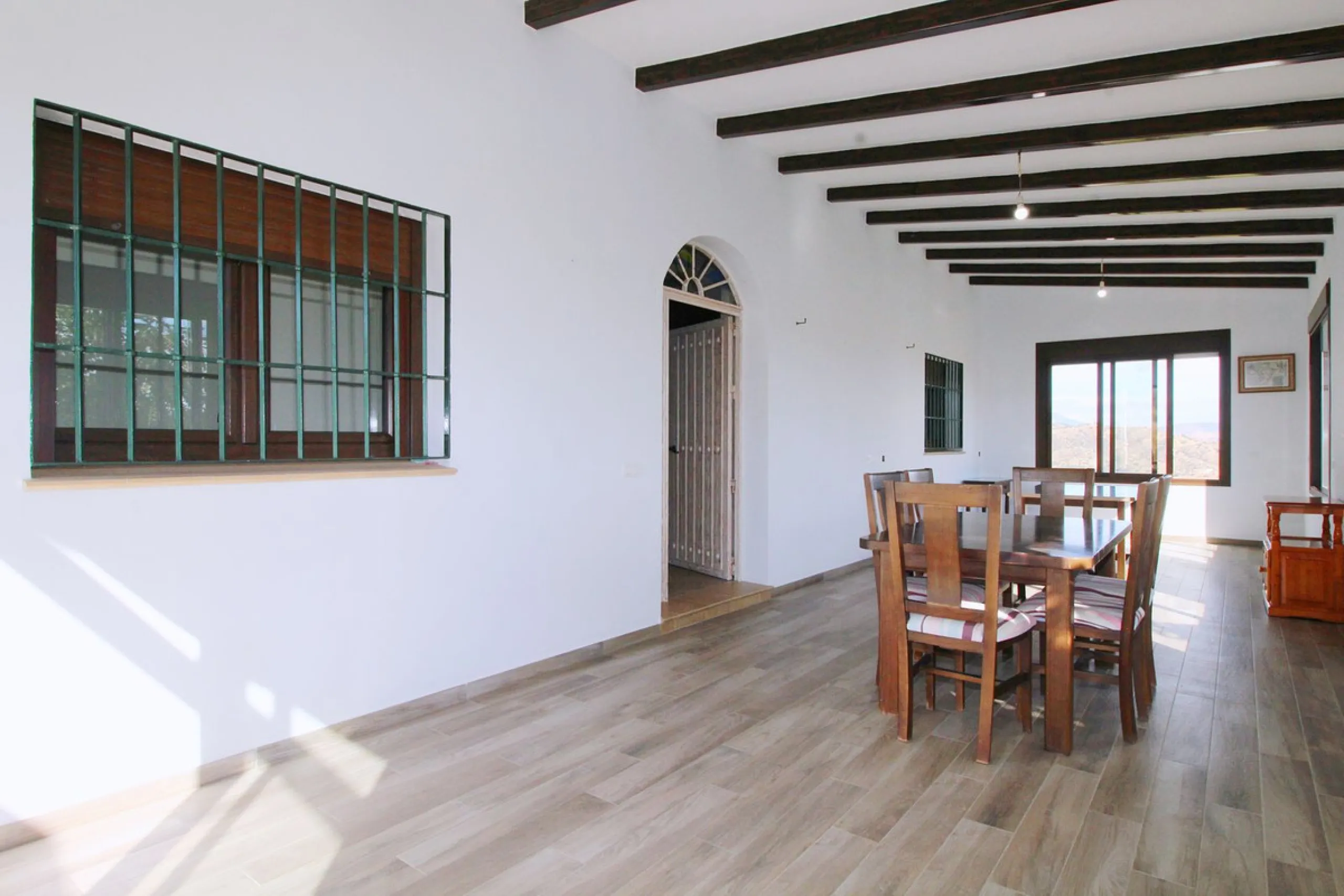 Stunning country house with wonderful views, with a profit of € 30,000 from the own avocado plantation, per year.