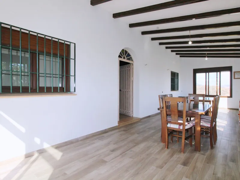 Stunning country house with wonderful views, with a profit of € 30,000 from the own avocado plantation, per year.