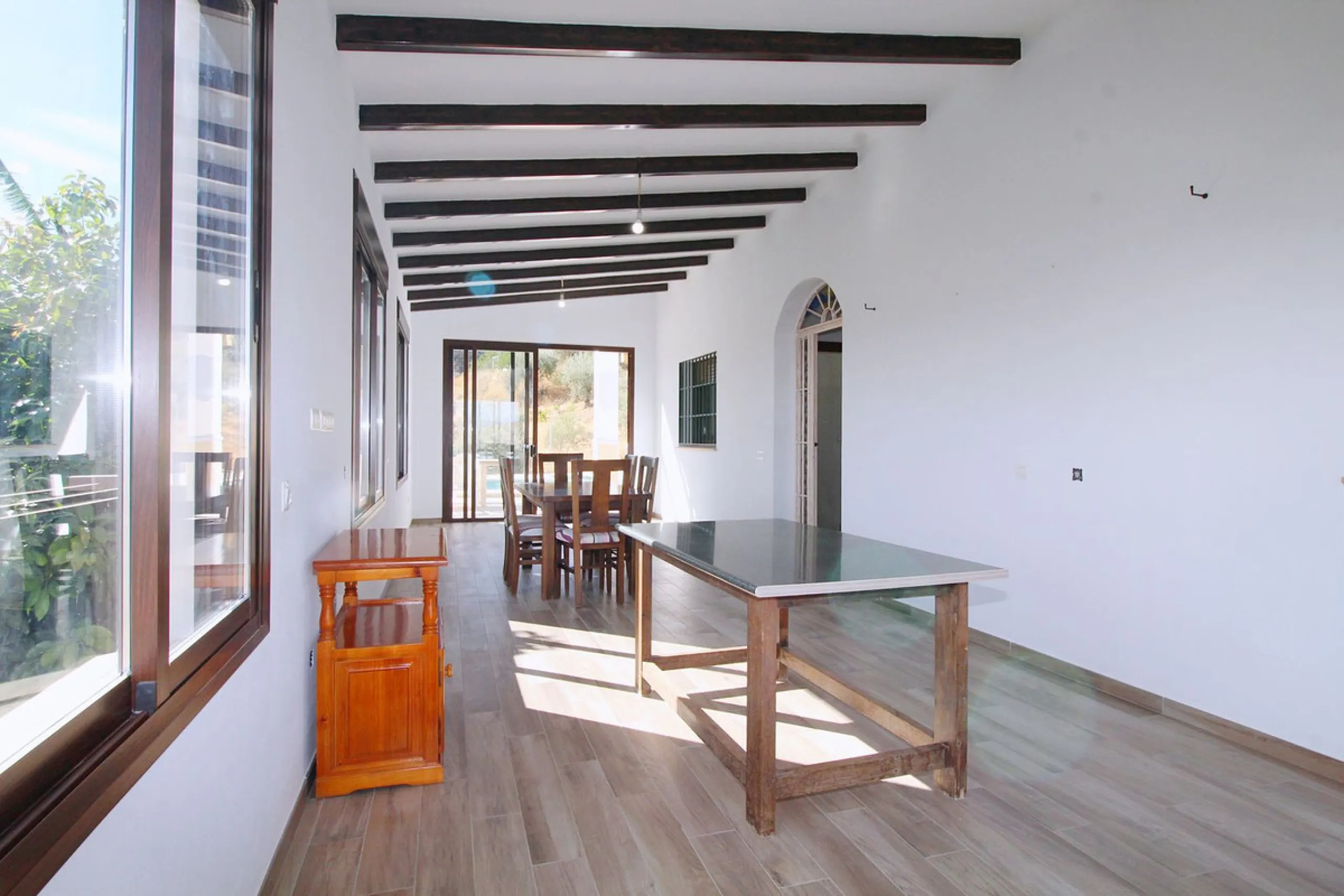 Stunning country house with wonderful views, with a profit of € 30,000 from the own avocado plantation, per year.