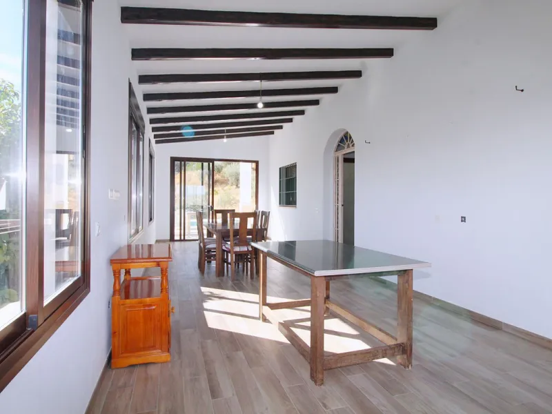 Stunning country house with wonderful views, with a profit of € 30,000 from the own avocado plantation, per year.