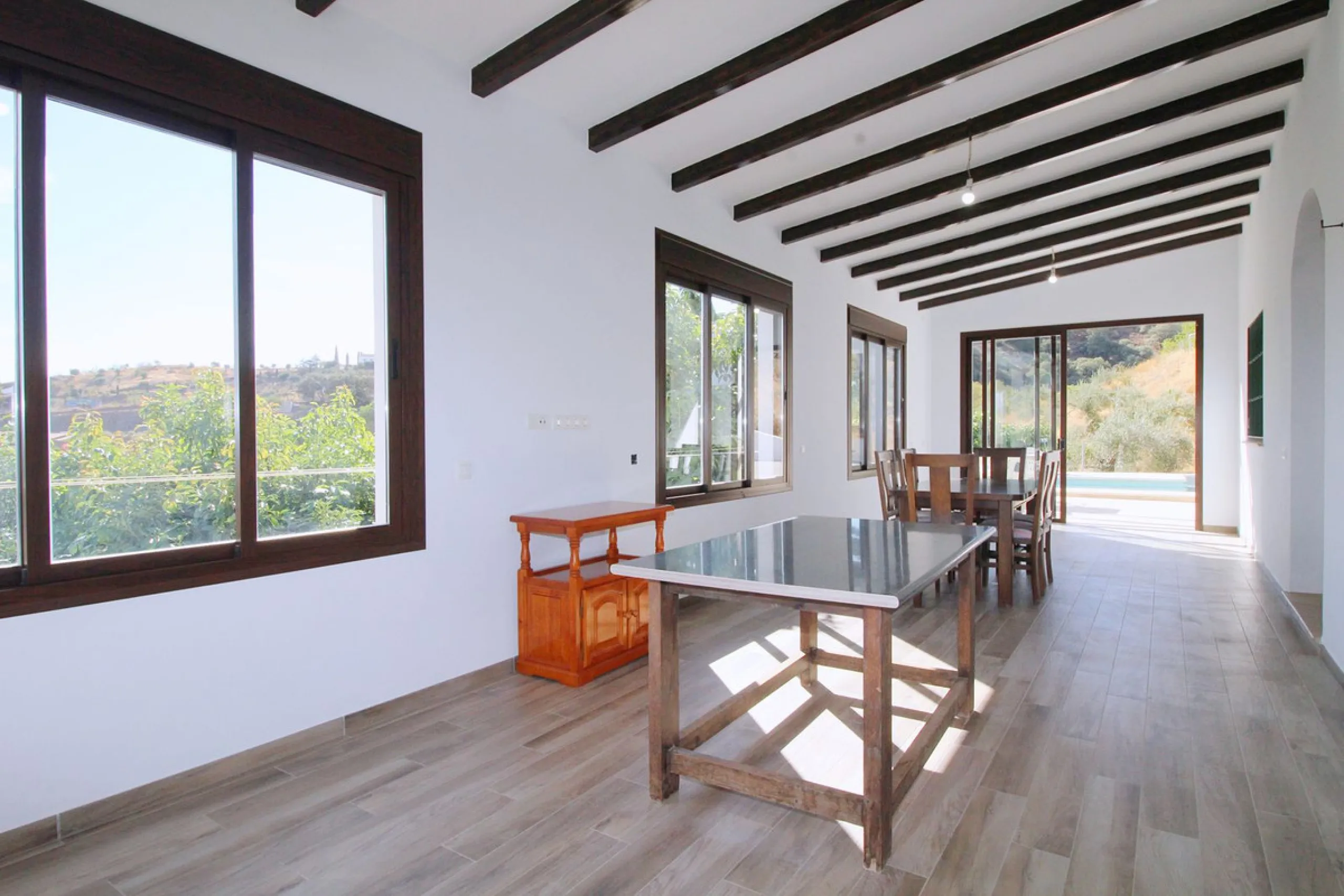 Stunning country house with wonderful views, with a profit of € 30,000 from the own avocado plantation, per year.