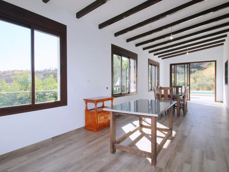 Stunning country house with wonderful views, with a profit of € 30,000 from the own avocado plantation, per year.