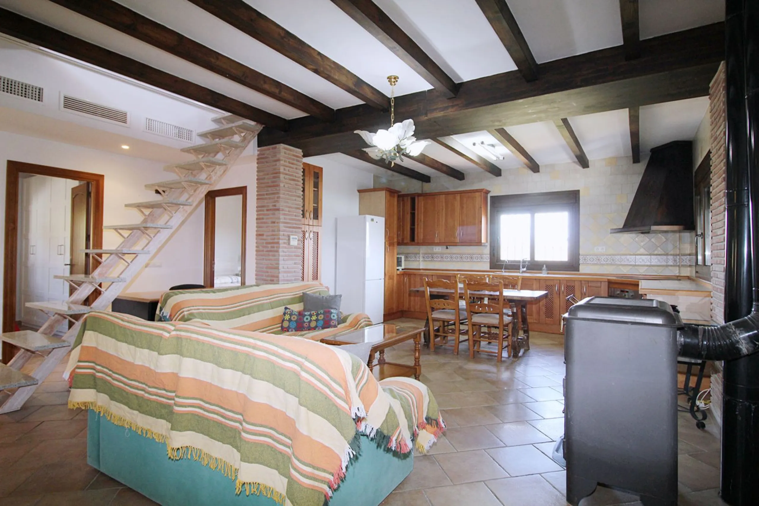 Stunning country house with wonderful views, with a profit of € 30,000 from the own avocado plantation, per year.