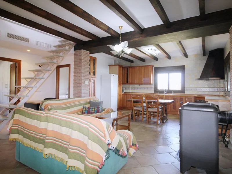 Stunning country house with wonderful views, with a profit of € 30,000 from the own avocado plantation, per year.