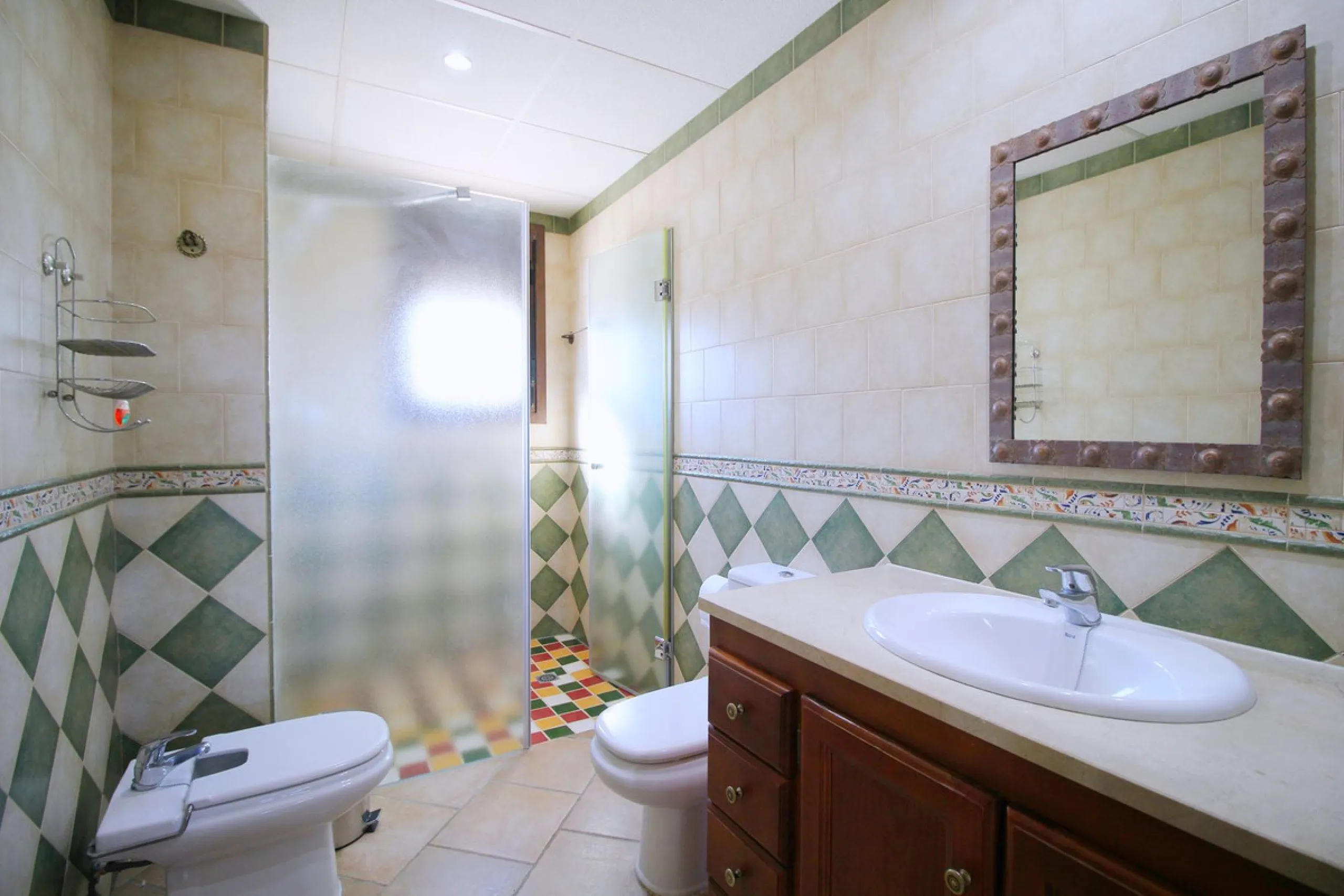 Stunning country house with wonderful views, with a profit of € 30,000 from the own avocado plantation, per year.