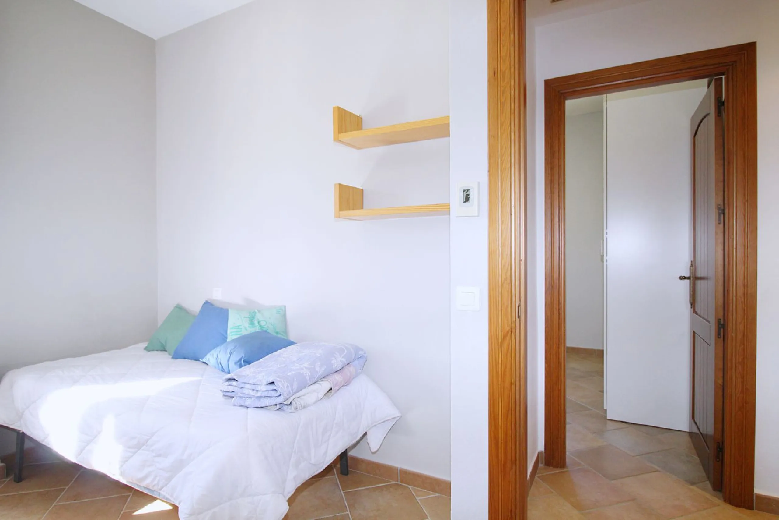 Stunning country house with wonderful views, with a profit of € 30,000 from the own avocado plantation, per year.