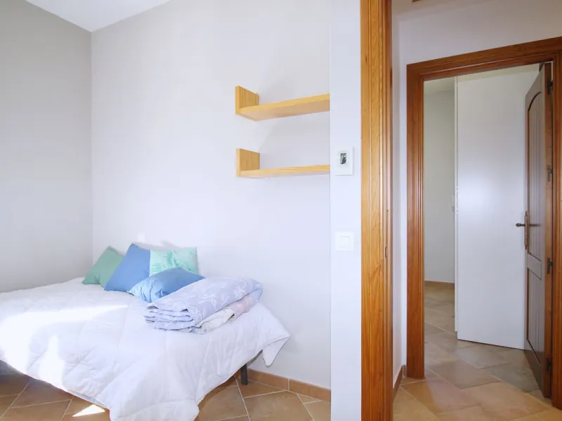 Stunning country house with wonderful views, with a profit of € 30,000 from the own avocado plantation, per year.