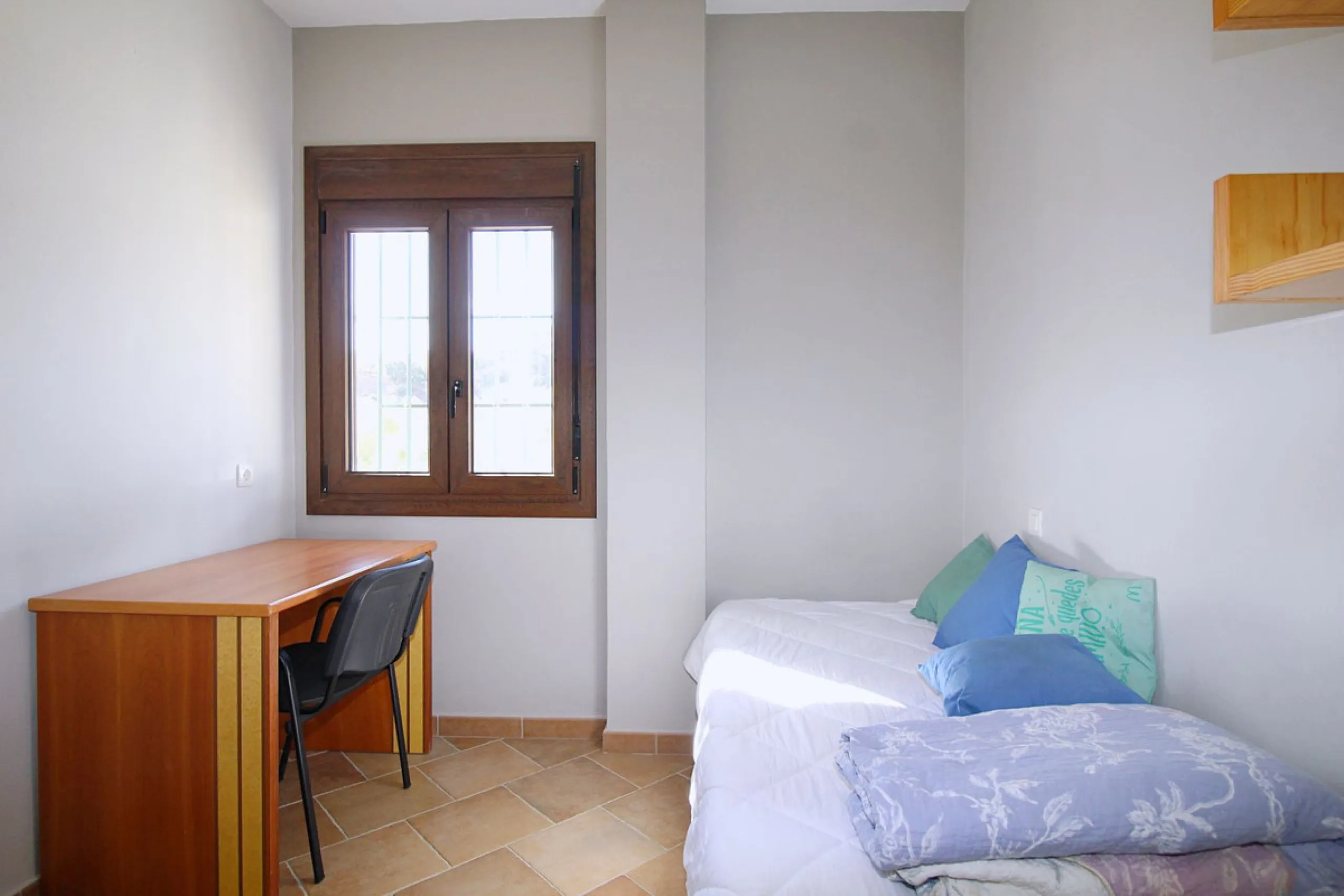 Stunning country house with wonderful views, with a profit of € 30,000 from the own avocado plantation, per year.