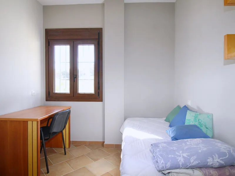 Stunning country house with wonderful views, with a profit of € 30,000 from the own avocado plantation, per year.