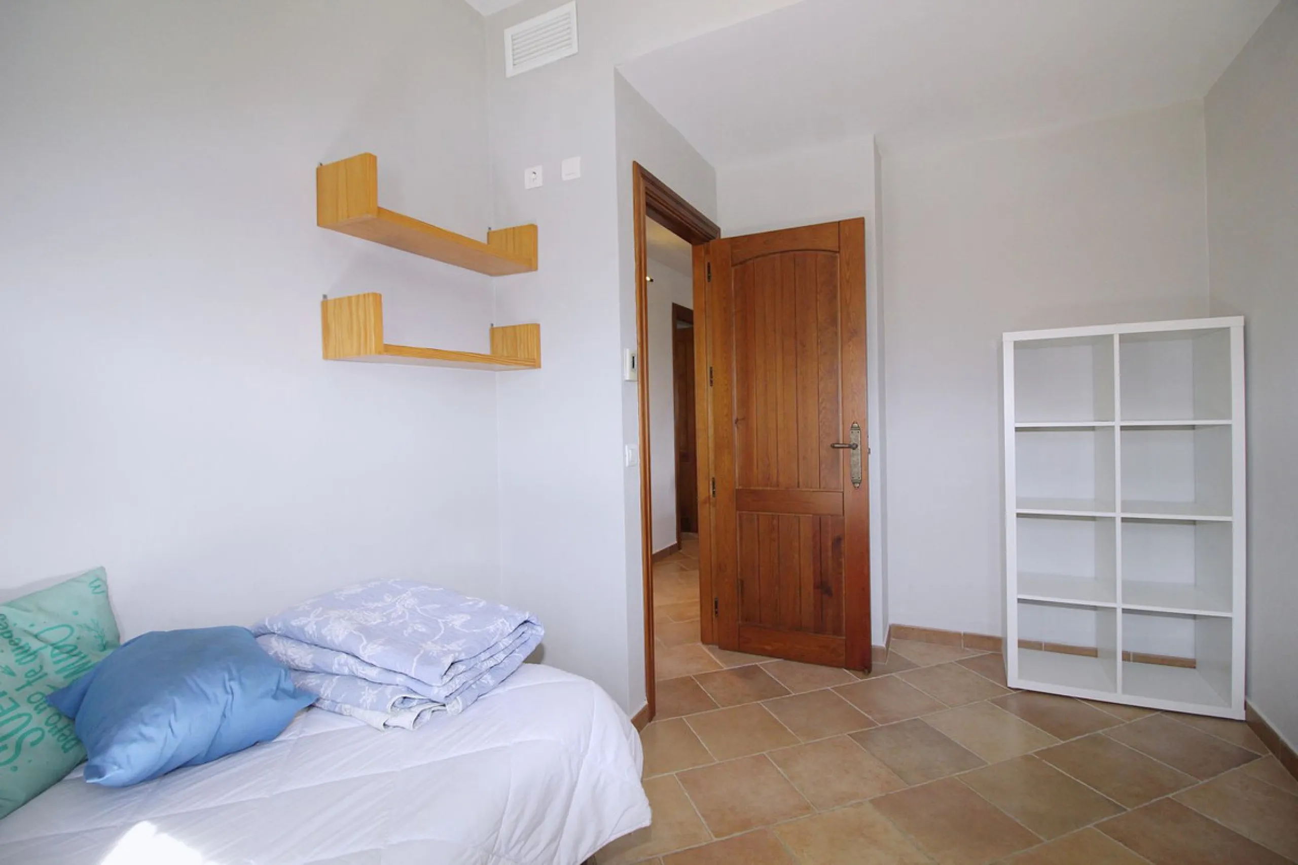 Stunning country house with wonderful views, with a profit of € 30,000 from the own avocado plantation, per year.
