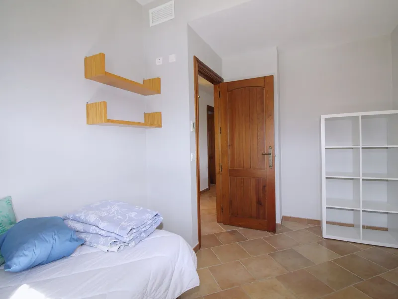 Stunning country house with wonderful views, with a profit of € 30,000 from the own avocado plantation, per year.