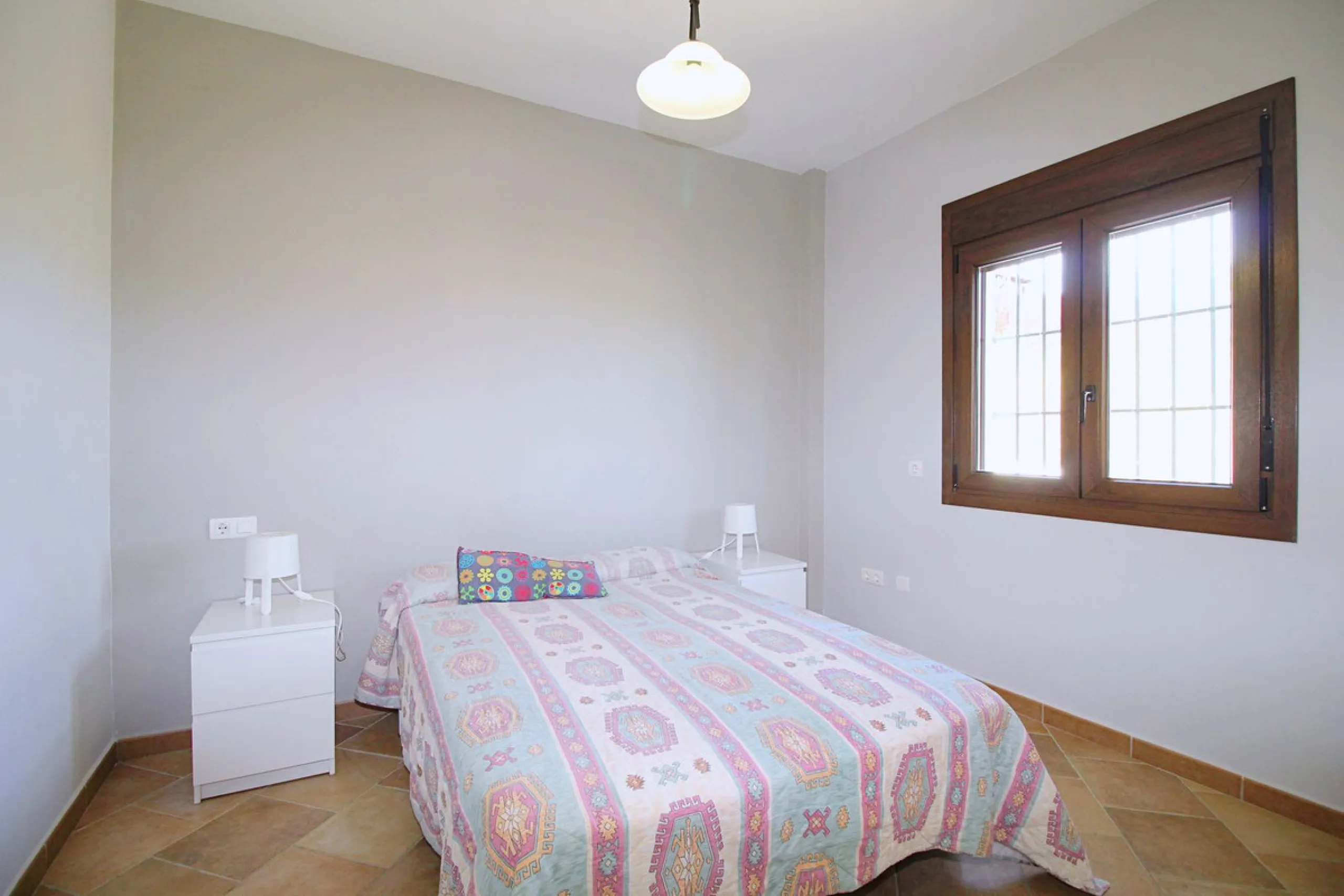 Stunning country house with wonderful views, with a profit of € 30,000 from the own avocado plantation, per year.