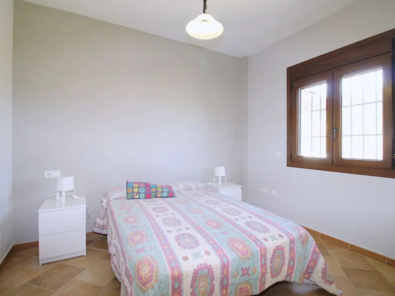 Stunning country house with wonderful views, with a profit of € 30,000 from the own avocado plantation, per year.