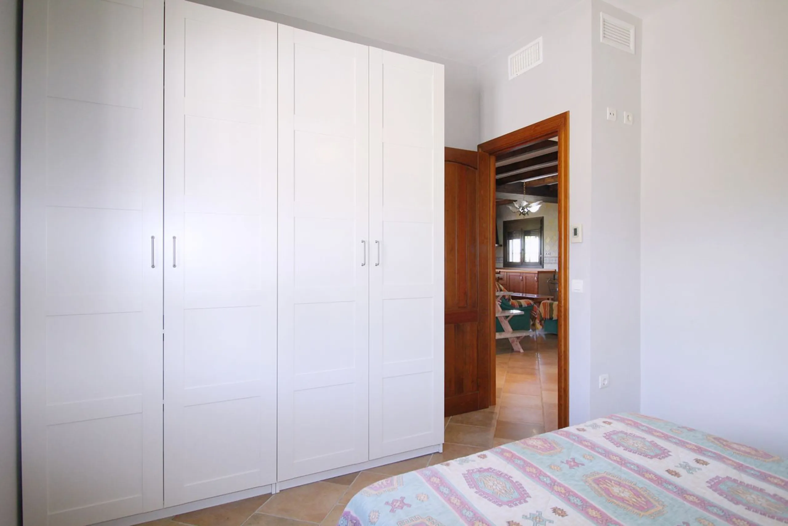 Stunning country house with wonderful views, with a profit of € 30,000 from the own avocado plantation, per year.