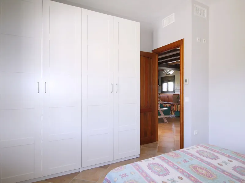 Stunning country house with wonderful views, with a profit of € 30,000 from the own avocado plantation, per year.