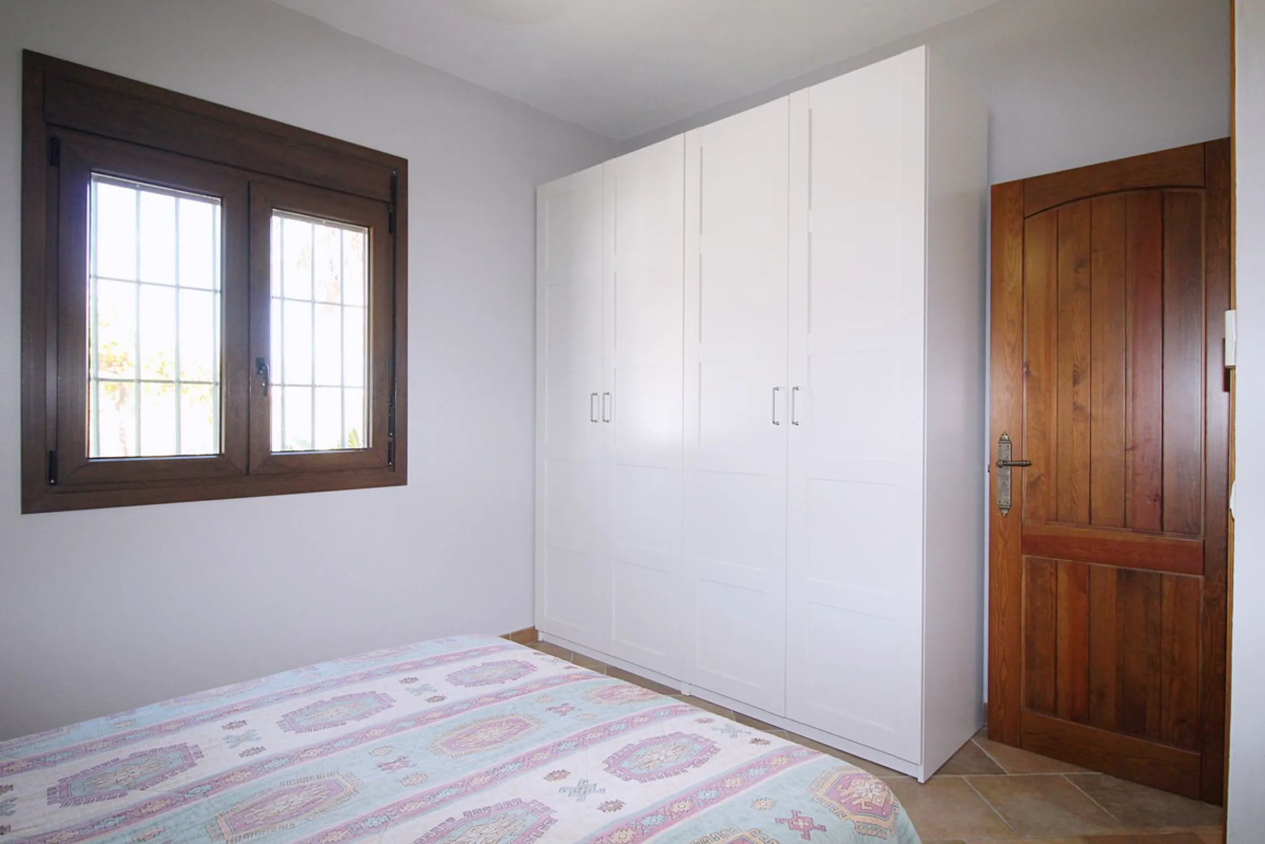 Stunning country house with wonderful views, with a profit of € 30,000 from the own avocado plantation, per year.