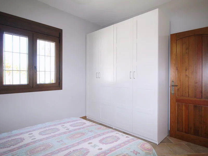 Stunning country house with wonderful views, with a profit of € 30,000 from the own avocado plantation, per year.