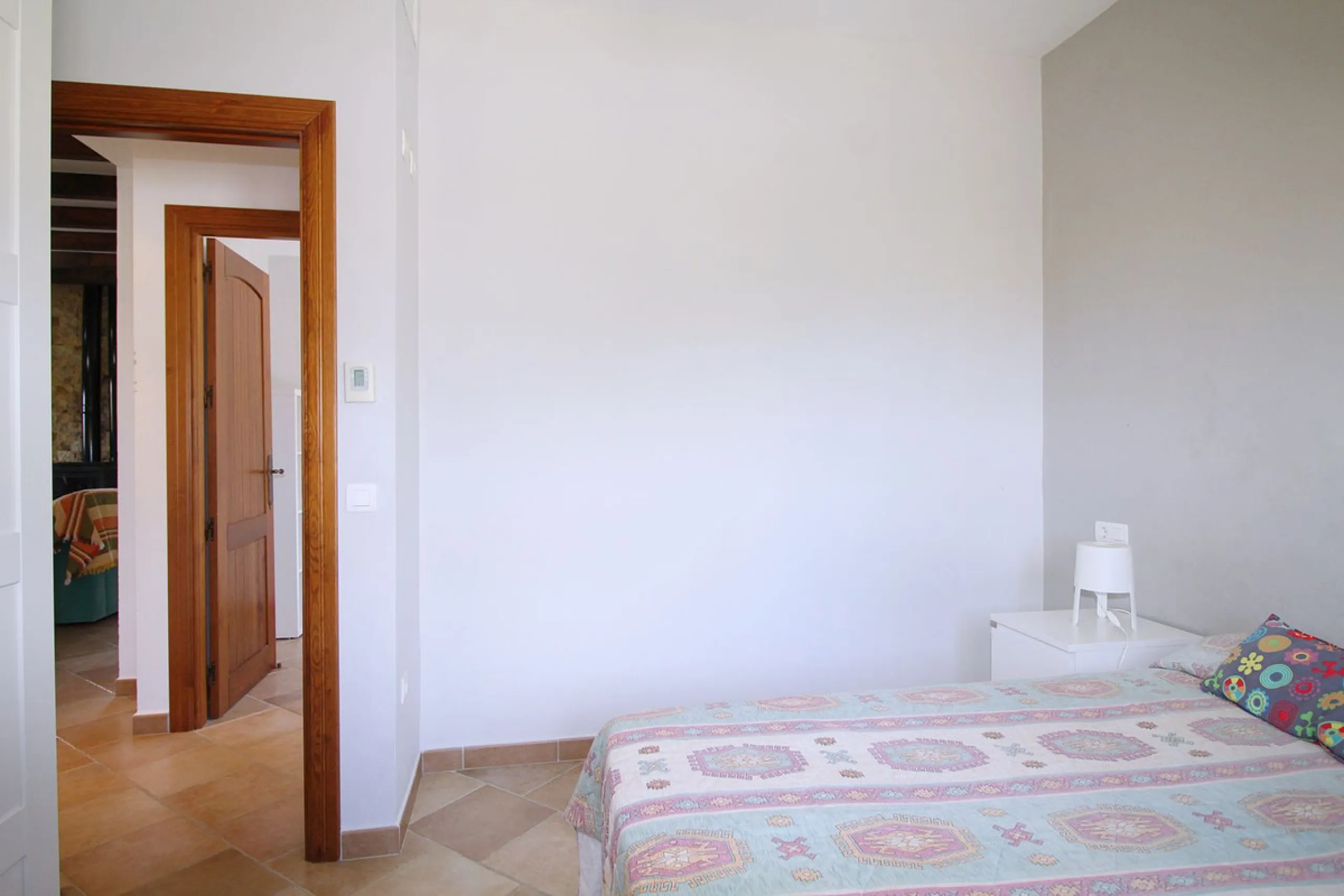Stunning country house with wonderful views, with a profit of € 30,000 from the own avocado plantation, per year.
