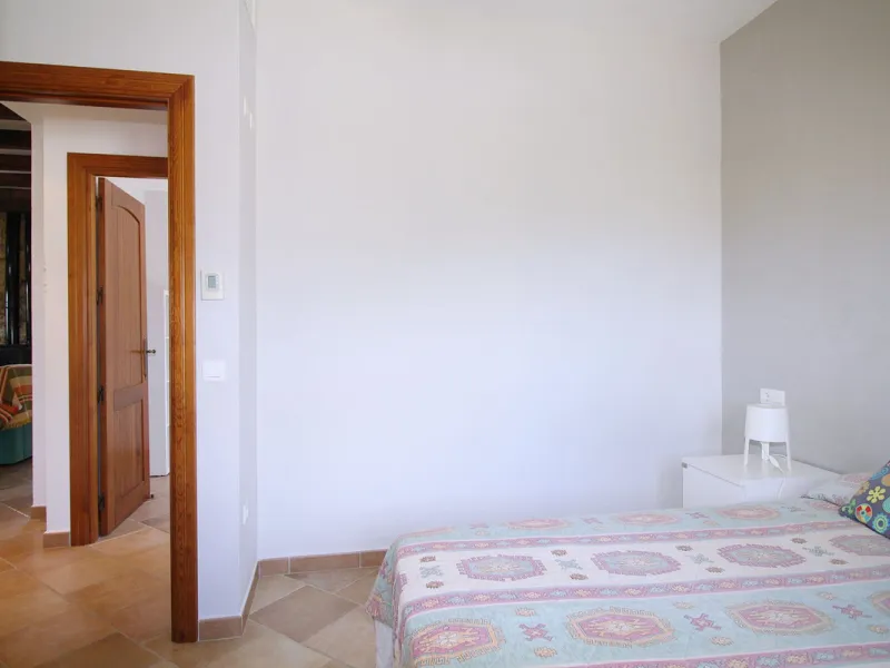 Stunning country house with wonderful views, with a profit of € 30,000 from the own avocado plantation, per year.