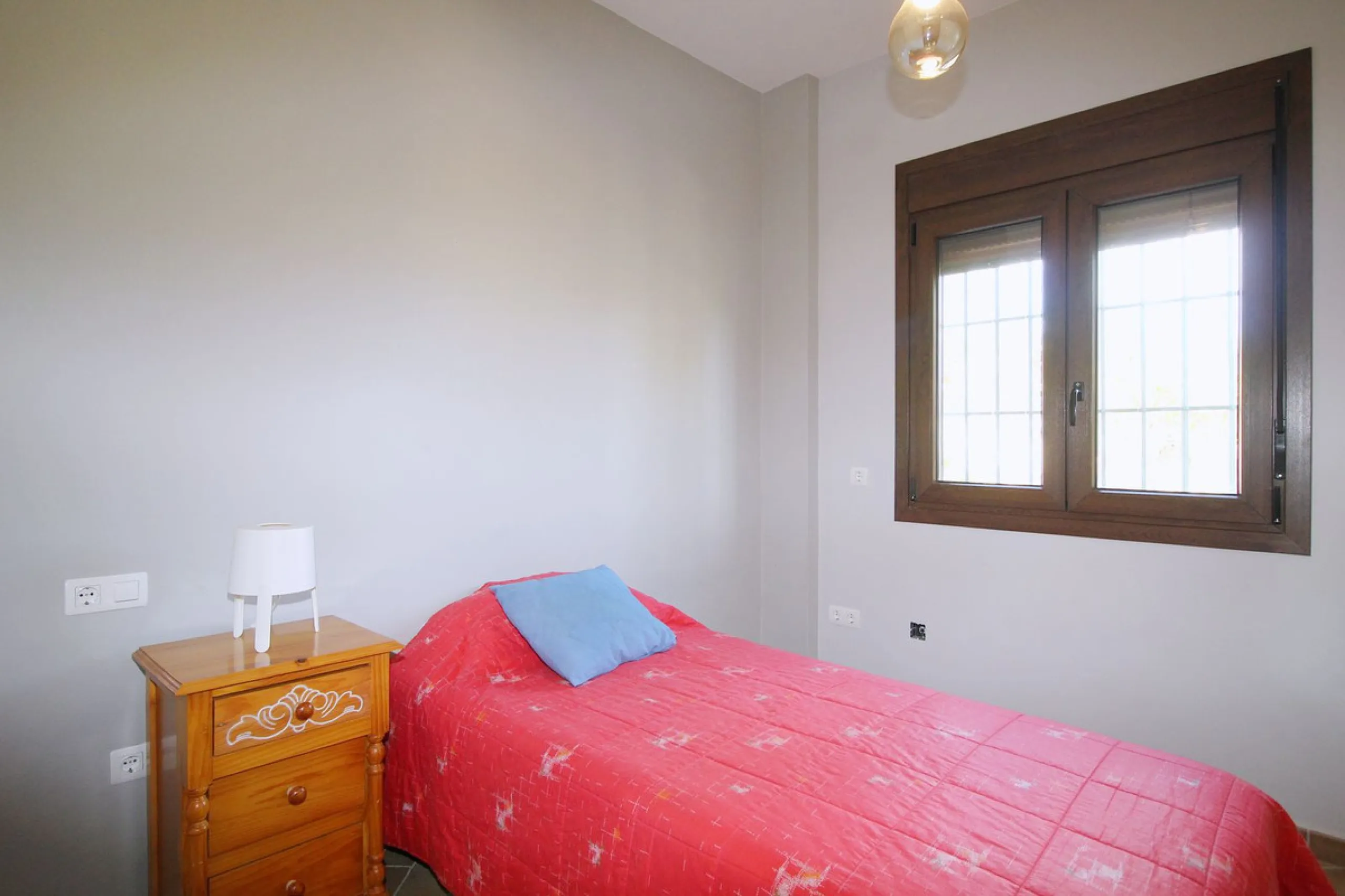 Stunning country house with wonderful views, with a profit of € 30,000 from the own avocado plantation, per year.