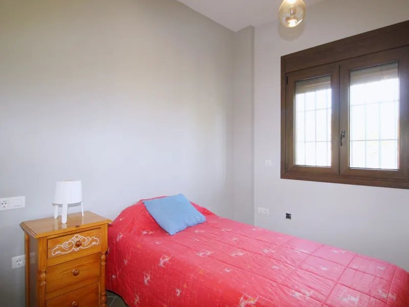 Stunning country house with wonderful views, with a profit of € 30,000 from the own avocado plantation, per year.
