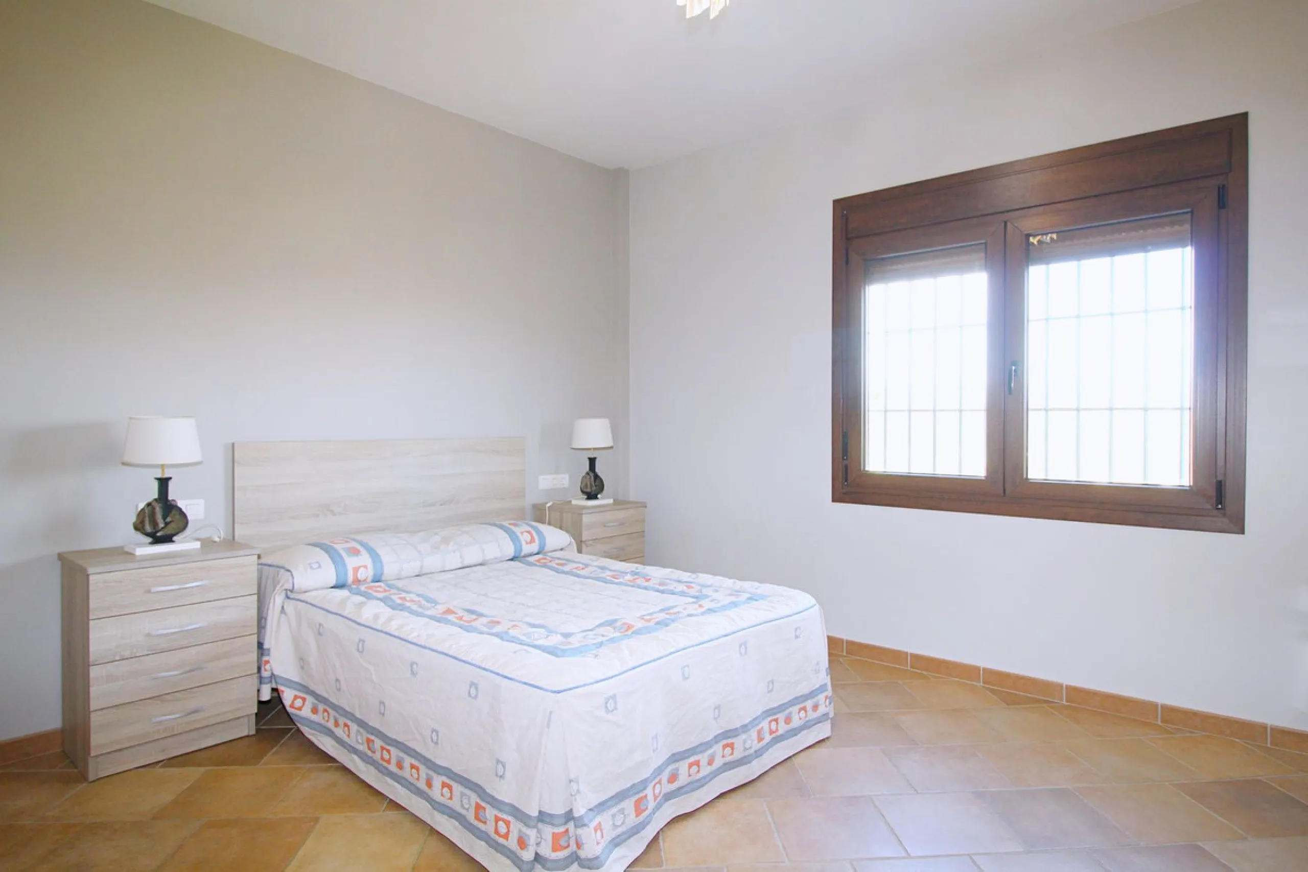 Stunning country house with wonderful views, with a profit of € 30,000 from the own avocado plantation, per year.