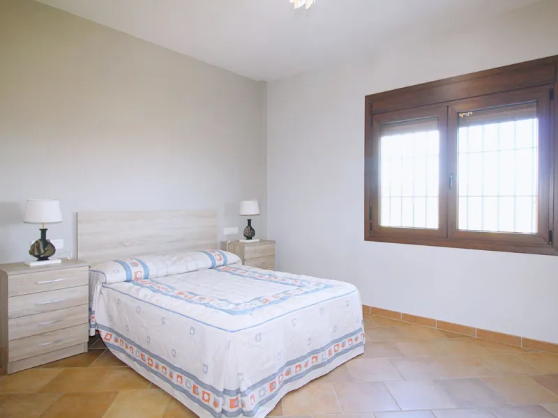 Stunning country house with wonderful views, with a profit of € 30,000 from the own avocado plantation, per year.