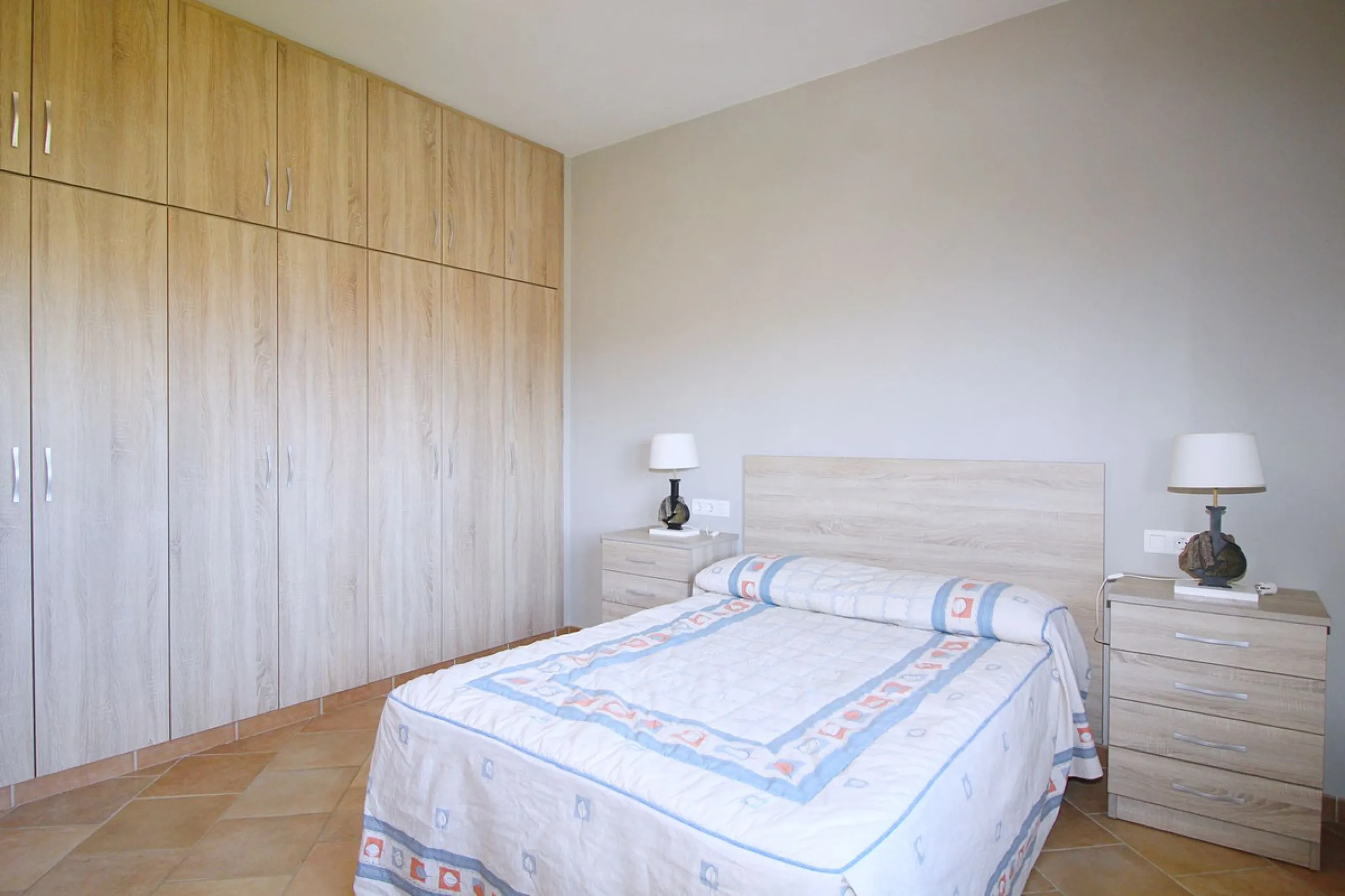 Stunning country house with wonderful views, with a profit of € 30,000 from the own avocado plantation, per year.
