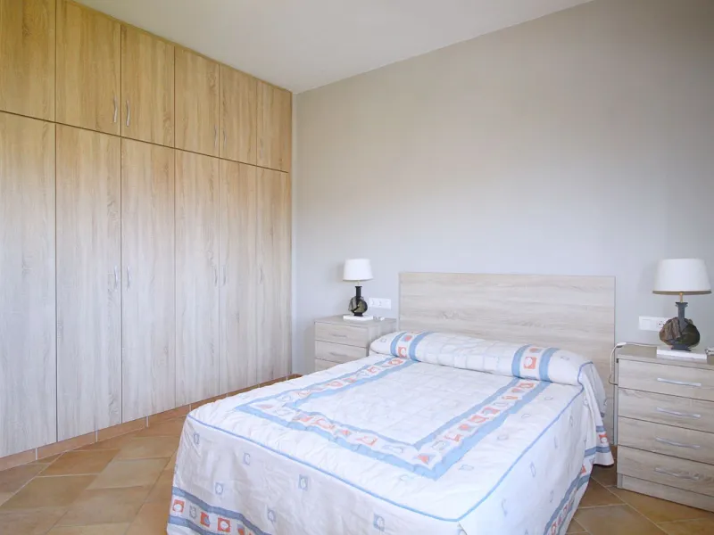 Stunning country house with wonderful views, with a profit of € 30,000 from the own avocado plantation, per year.