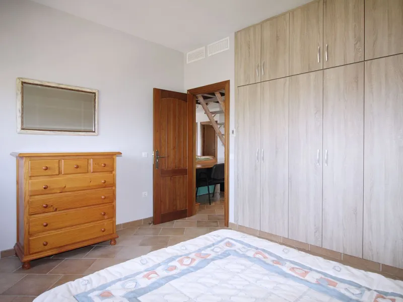 Stunning country house with wonderful views, with a profit of € 30,000 from the own avocado plantation, per year.