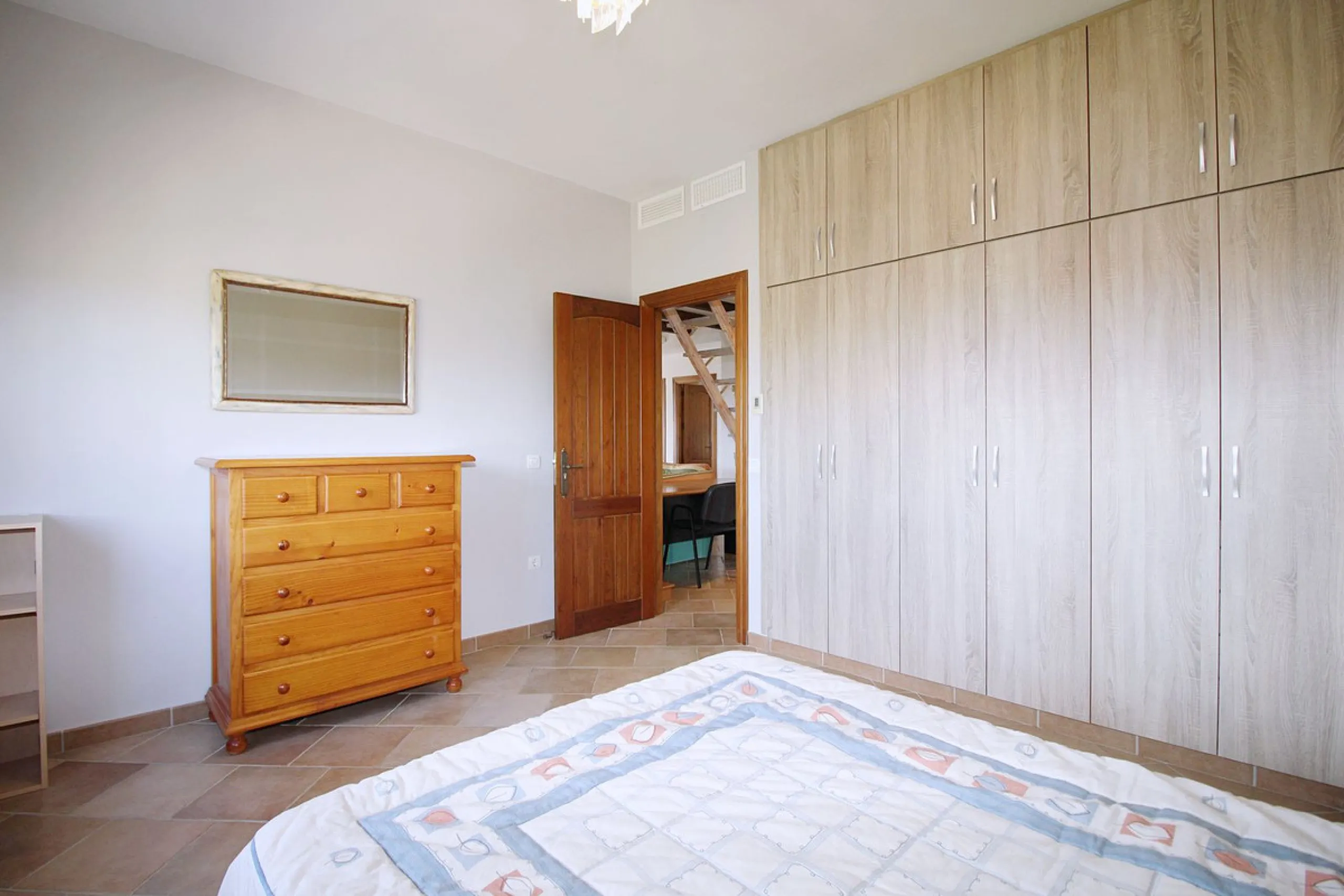 Stunning country house with wonderful views, with a profit of € 30,000 from the own avocado plantation, per year.