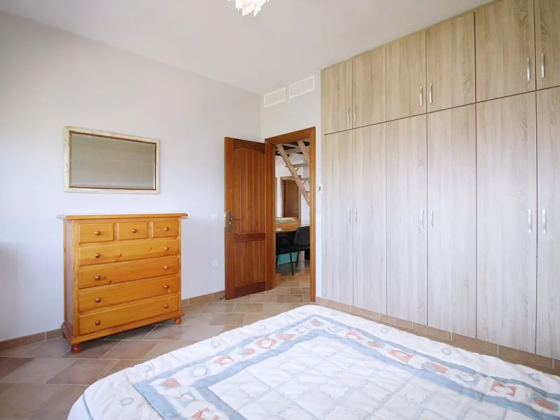 Stunning country house with wonderful views, with a profit of € 30,000 from the own avocado plantation, per year.