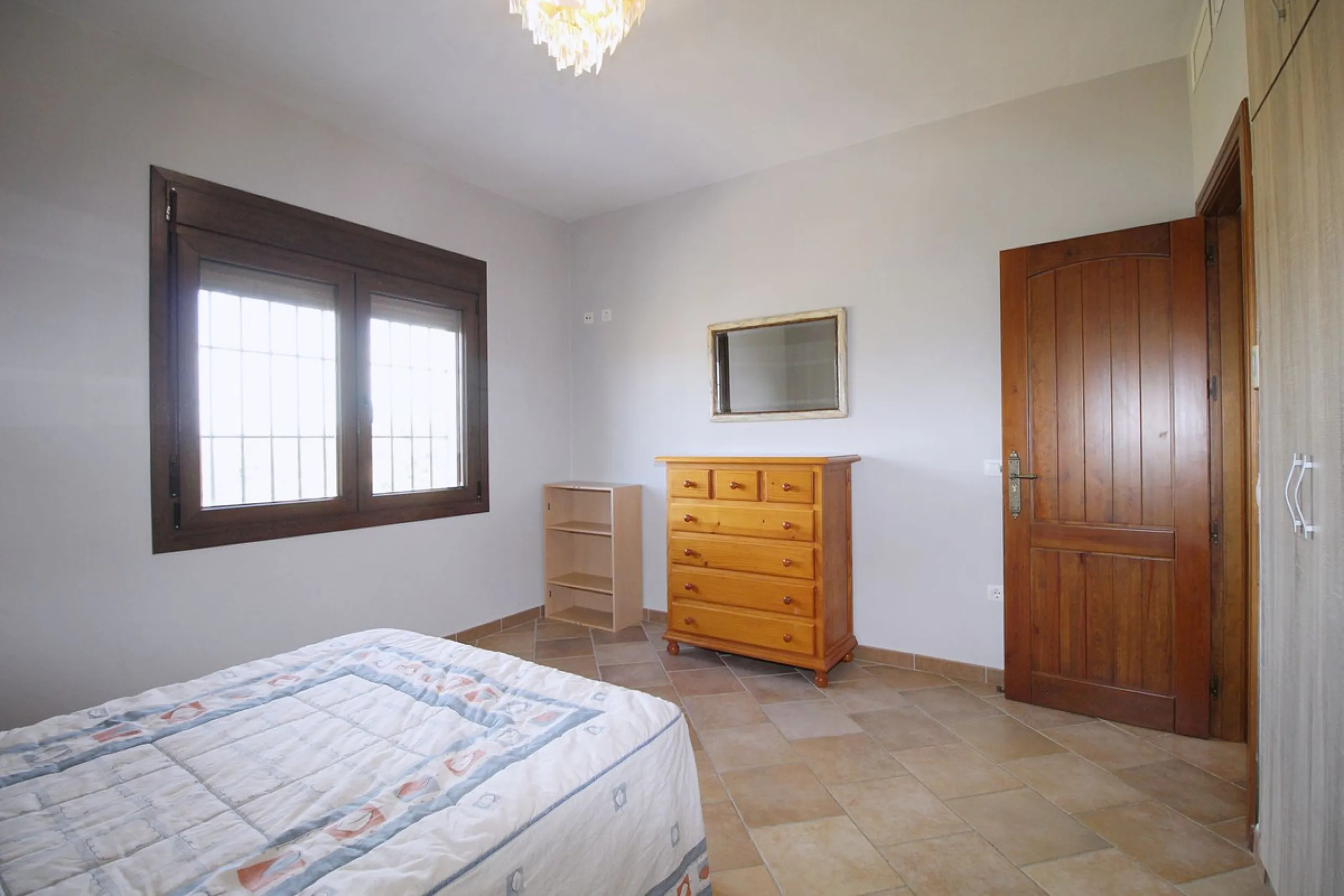 Stunning country house with wonderful views, with a profit of € 30,000 from the own avocado plantation, per year.