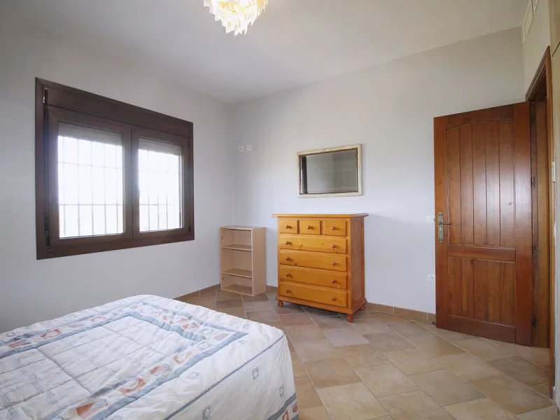 Stunning country house with wonderful views, with a profit of € 30,000 from the own avocado plantation, per year.